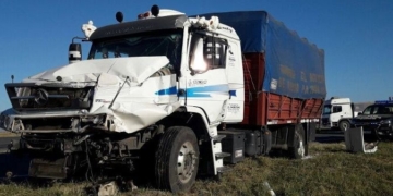 Un camión con una familia a bordo impactó con otro en Totoras