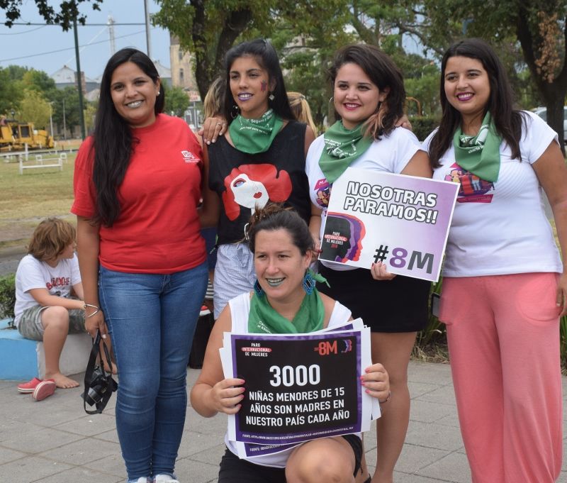 Masiva caravana de mujeres participó del 8M en la región