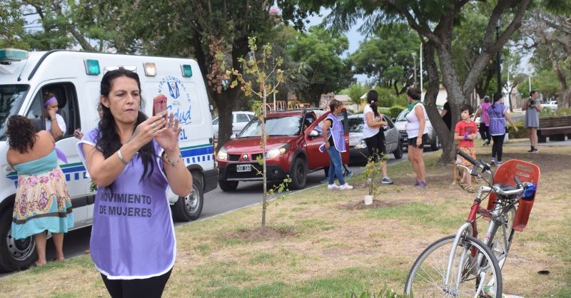 Masiva caravana de mujeres participó del 8M en la región