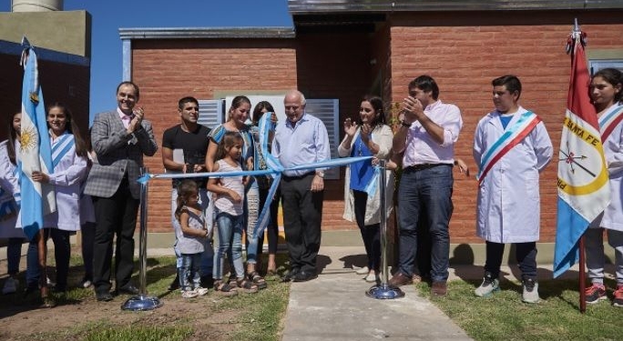 Lifschitz y Rasetto entregaron 15 viviendas e inauguraron un acueducto