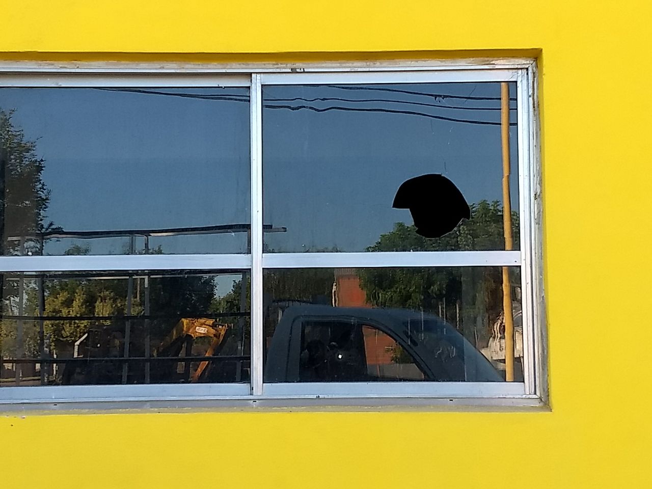 Rompieron a piedrazos varios vidrios del Club Boca de Serodino