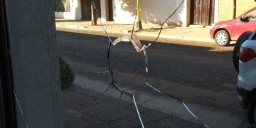 Rompieron a piedrazos varios vidrios del Club Boca de Serodino