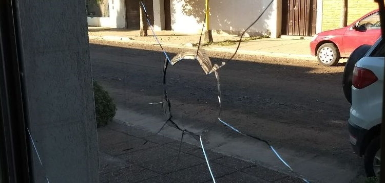 Rompieron a piedrazos varios vidrios del Club Boca de Serodino
