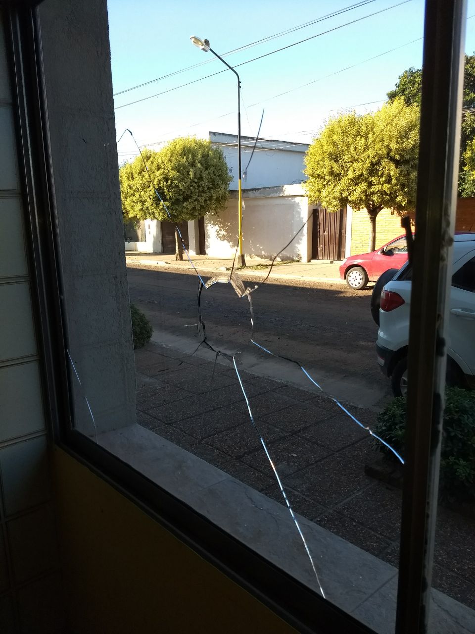 Rompieron a piedrazos varios vidrios del Club Boca de Serodino