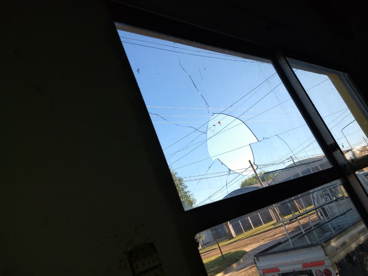 Rompieron a piedrazos varios vidrios del Club Boca de Serodino