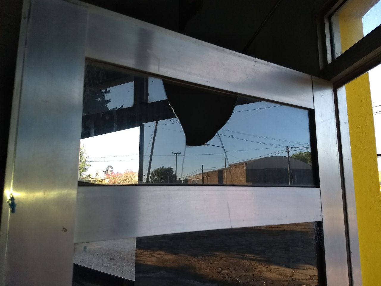 Rompieron a piedrazos varios vidrios del Club Boca de Serodino