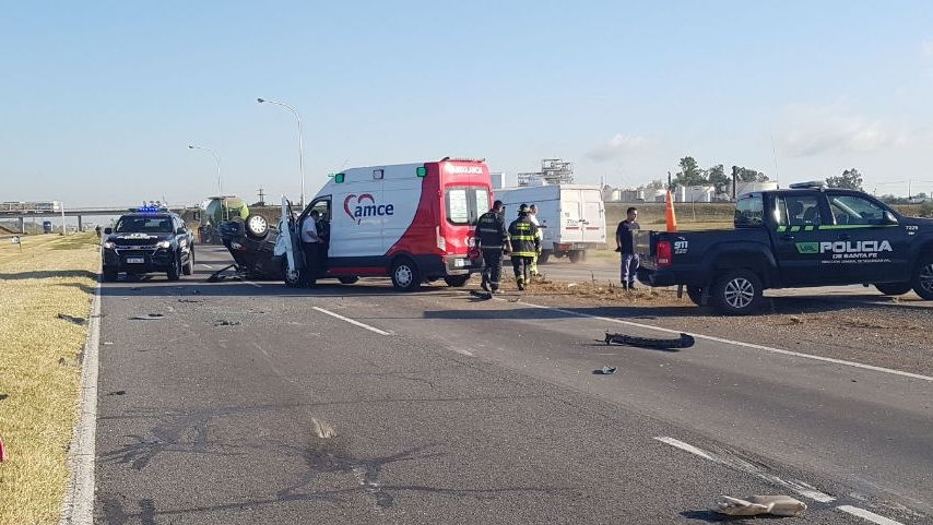 Accidente fatal en autopista: un muerto y un herido