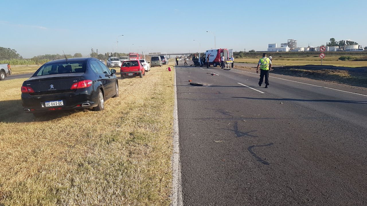 Accidente fatal en autopista: un muerto y un herido