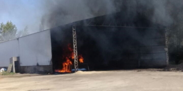 Las llamas consumieron una retroexcavadora en Barrancas