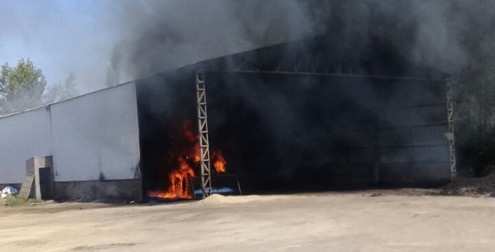 Las llamas consumieron una retroexcavadora en Barrancas