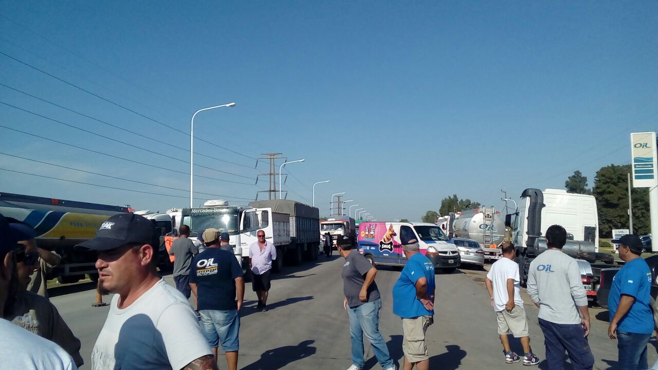 Camioneros cortaron el tránsito por el cierre de Refinería San Lorenzo