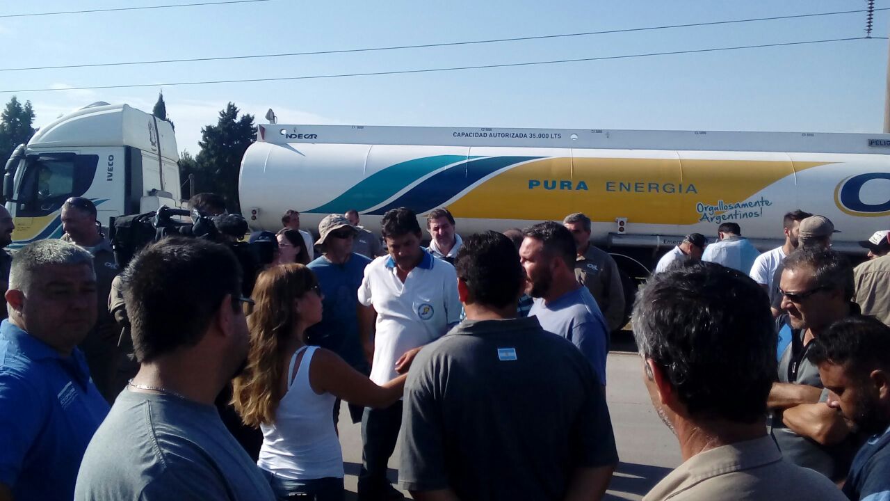 Camioneros cortaron el tránsito por el cierre de Refinería San Lorenzo