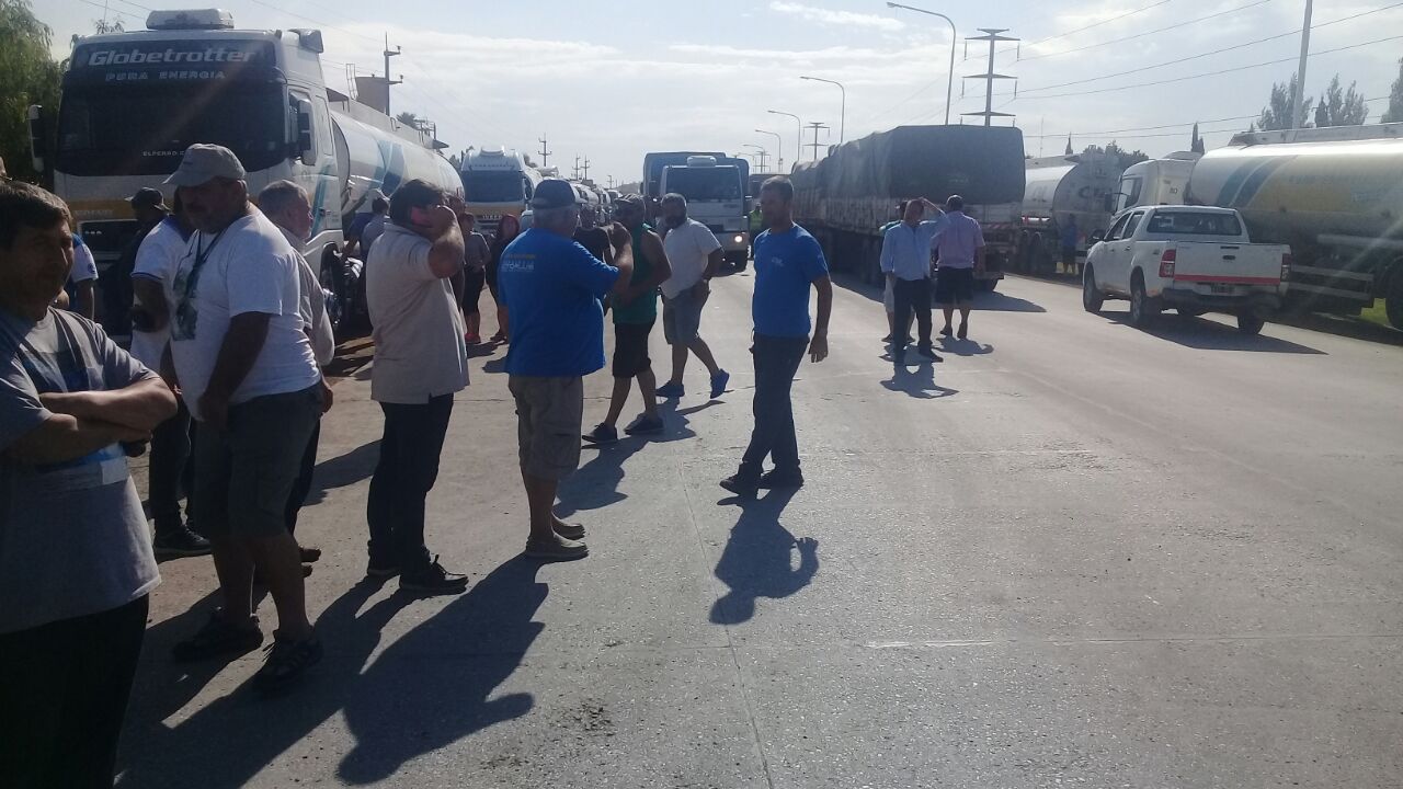 Camioneros cortaron el tránsito por el cierre de Refinería San Lorenzo