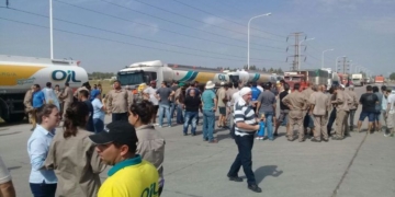 Camioneros cortaron el tránsito por el cierre de Refinería San Lorenzo