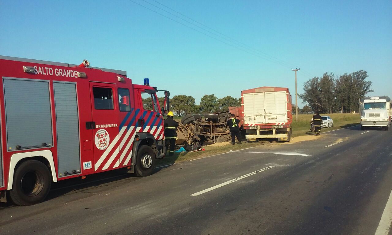 Un hombre falleció al colisionar dos camiones en ruta 34