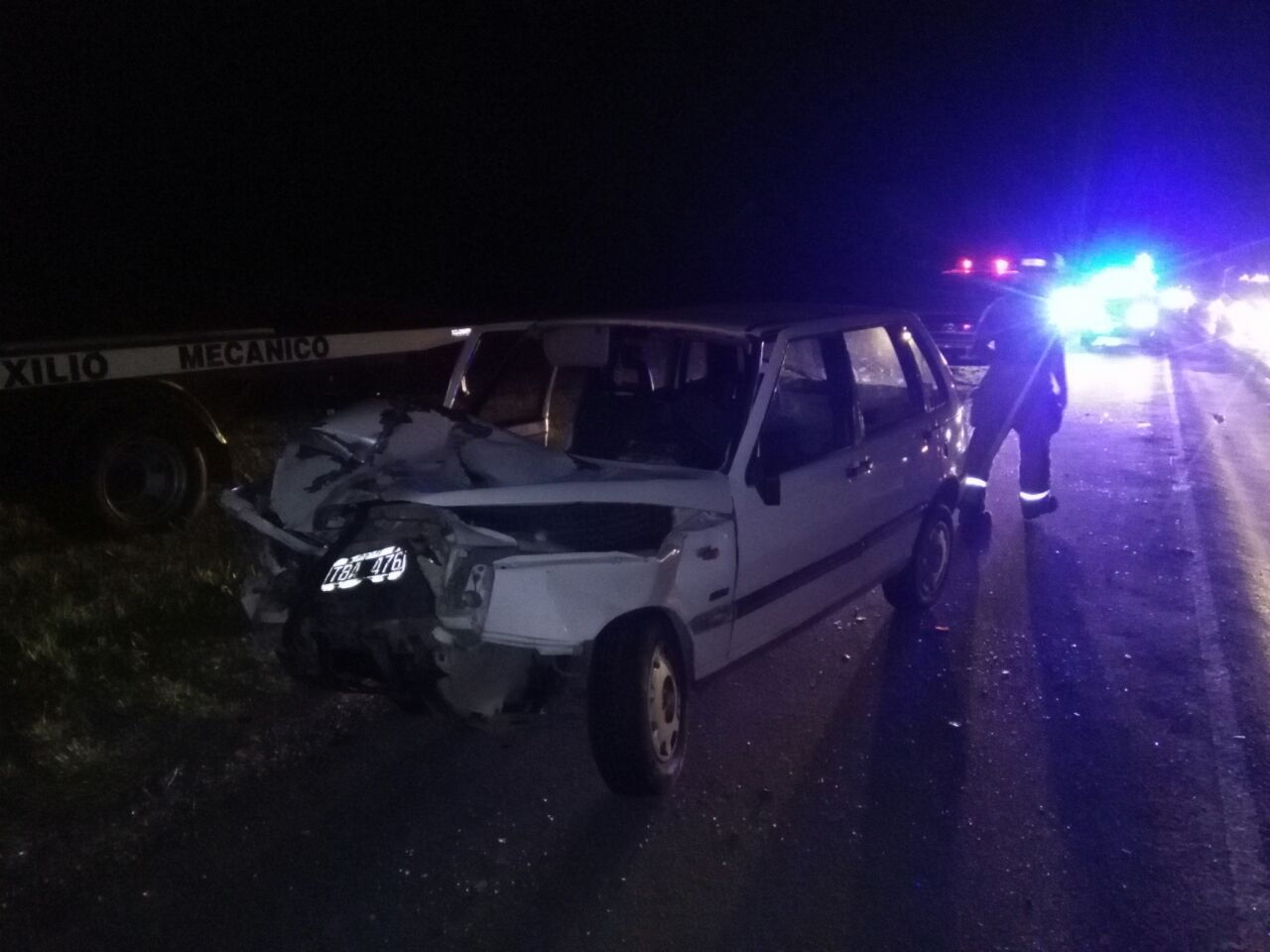 Cortaron la autopista por un accidente entre un auto y un camión