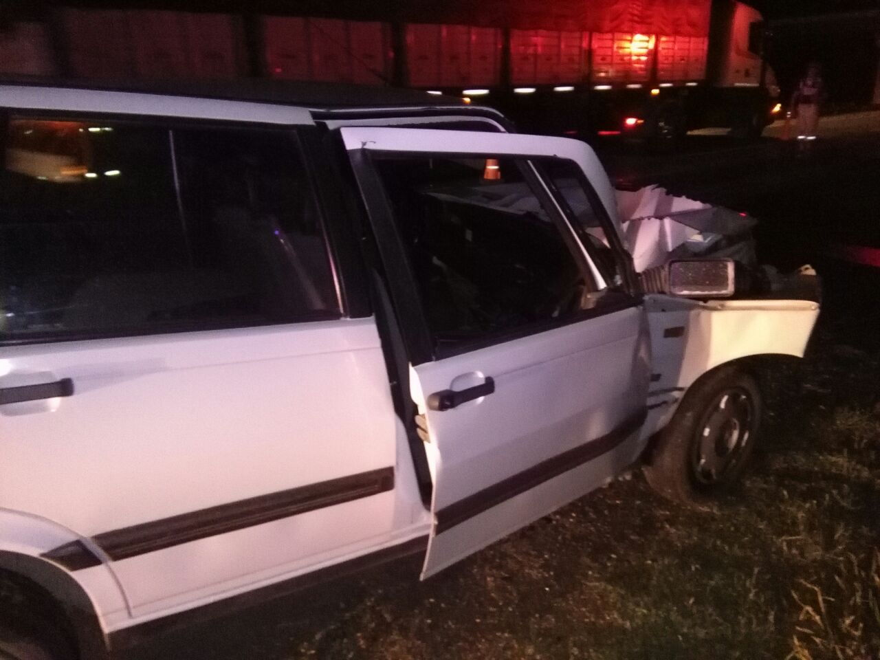 Cortaron la autopista por un accidente entre un auto y un camión