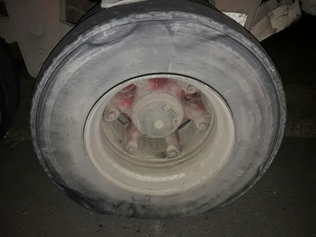 Cortaron la autopista por un accidente entre un auto y un camión