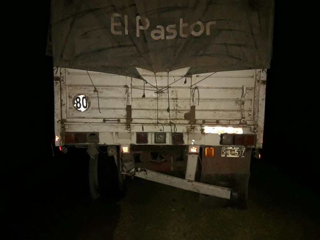 Cortaron la autopista por un accidente entre un auto y un camión