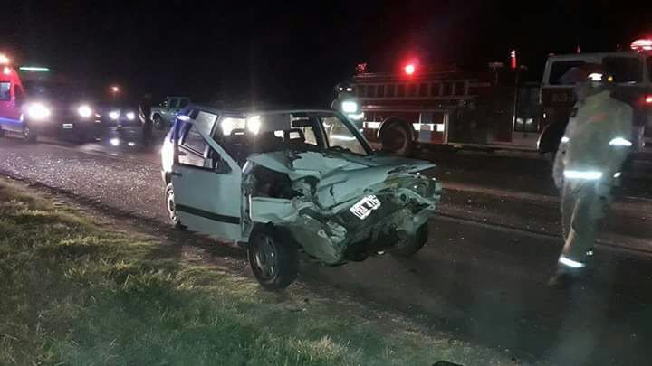 Cortaron la autopista por un accidente entre un auto y un camión