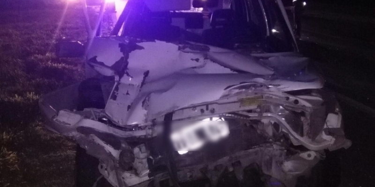 Cortaron la autopista por un accidente entre un auto y un camión