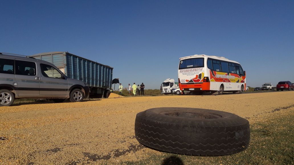 Choque de camiones: un herido y tránsito complicado