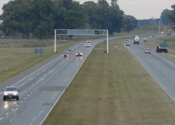 Detienen a un hombre con dos pedidos de captura tras una persecución por autopista
