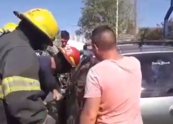 Bomberos rescataron a una pareja que quedó atrapada en un vehículo