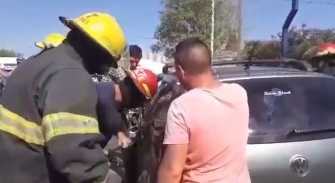 Bomberos rescataron a una pareja que quedó atrapada en un vehículo