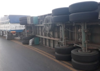 Un camión repleto de girasol volcó en un acceso de San Lorenzo