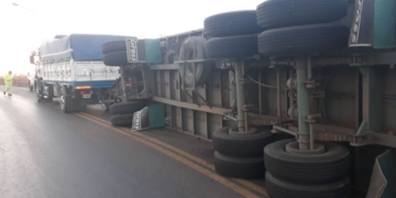 Un camión repleto de girasol volcó en un acceso de San Lorenzo