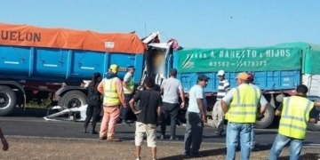 Oliveros: impactante choque entre camiones dejó a un chofer atrapado