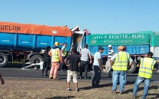 Oliveros: impactante choque entre camiones dejó a un chofer atrapado