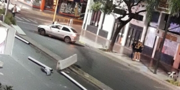 Un auto impactó y destrozó el cantero central de la avenida en San Lorenzo