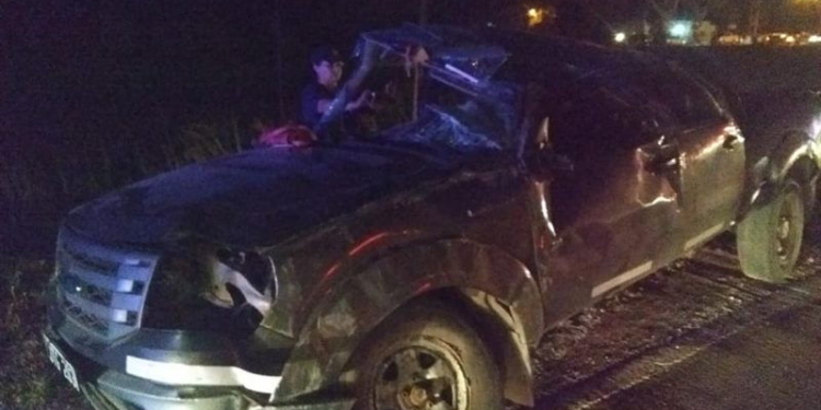 Una camioneta volcó sobre Ruta 11 y dos personas resultaron heridas