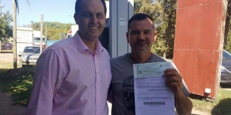 Rasetto entregó un importante aporte para la obra de la nueva escuela de Oliveros