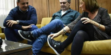 La Ministra de Producción se probó y apoyó las zapatillas de Serodino