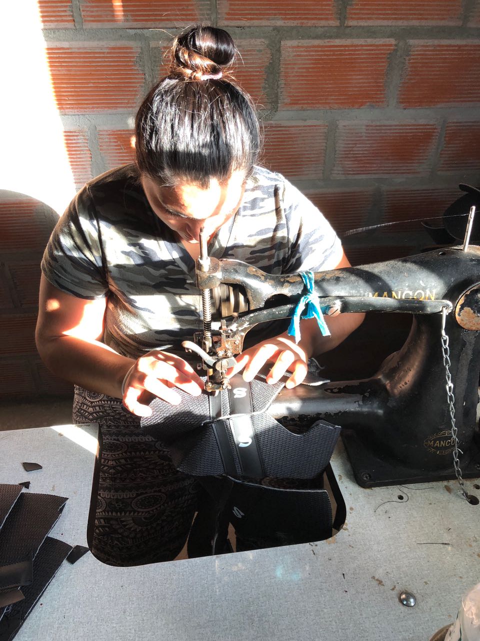 Serodino ya cuenta con los primeros pares de calzado realizados por personal comunal