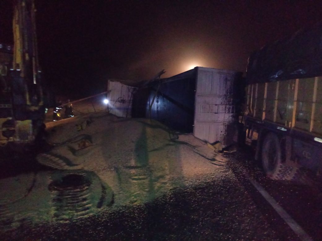 Un camión desparramó su carga al volcar sobre Ruta 34