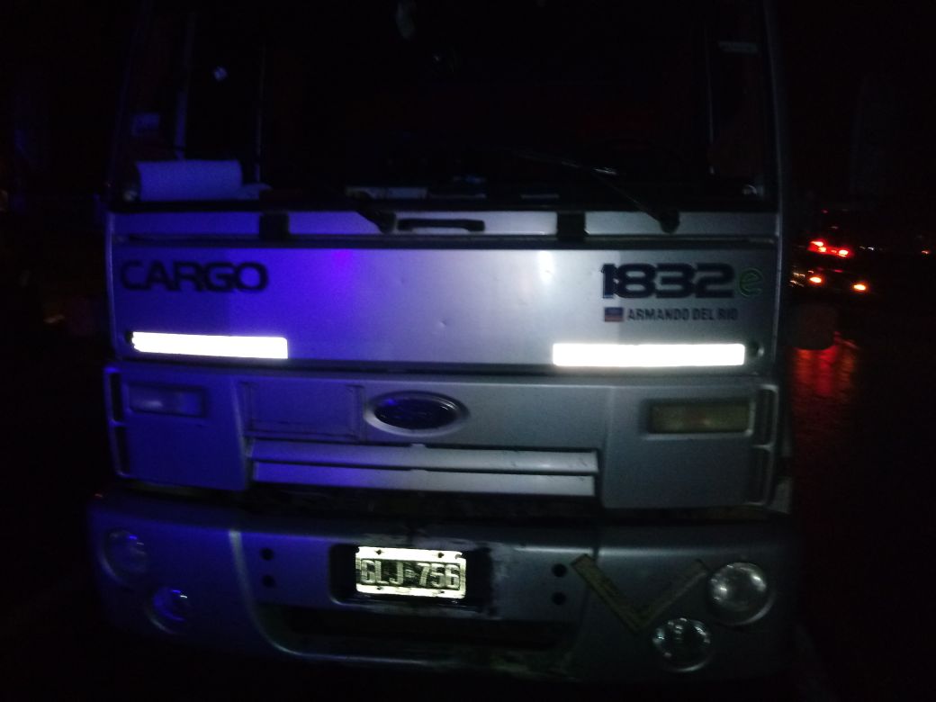 Un camión desparramó su carga al volcar sobre Ruta 34