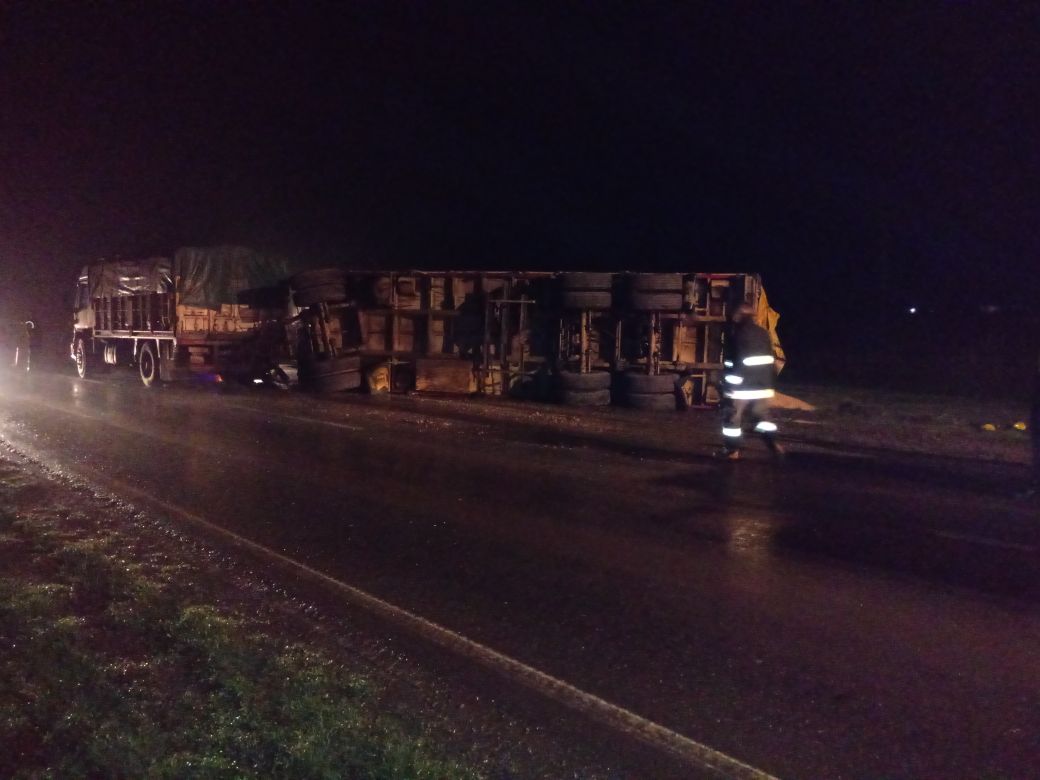 Un camión desparramó su carga al volcar sobre Ruta 34