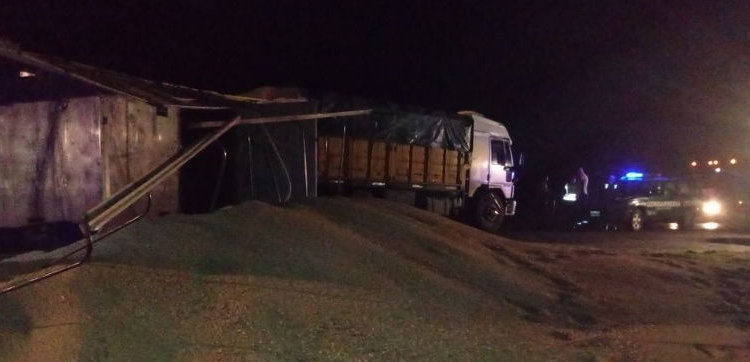 Un camión desparramó su carga al volcar sobre Ruta 34