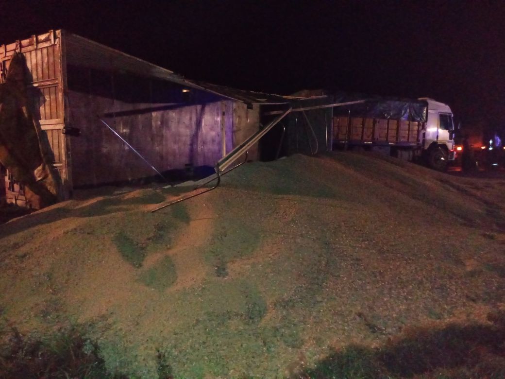 Un camión desparramó su carga al volcar sobre Ruta 34
