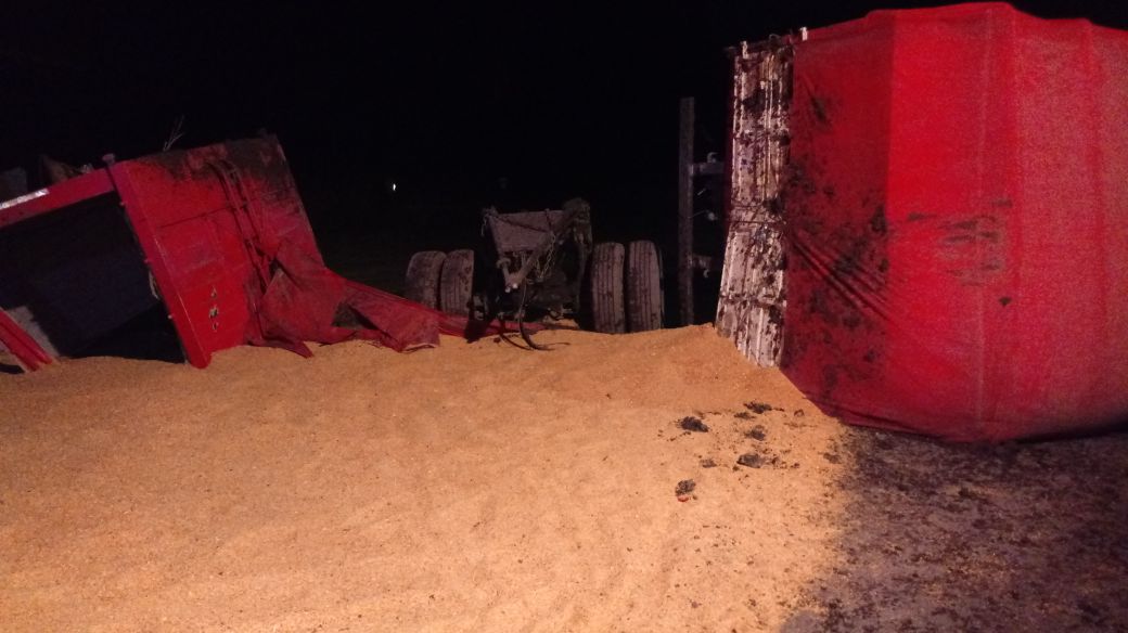 Ruta 34: un camión quedó destruido tras un vuelco y el tránsito fue interrumpido