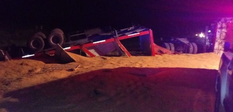 Ruta 34: un camión quedó destruido tras un vuelco y el tránsito fue interrumpido