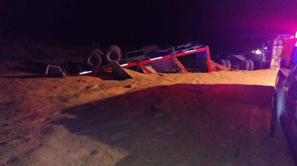 Ruta 34: un camión quedó destruido tras un vuelco y el tránsito fue interrumpido