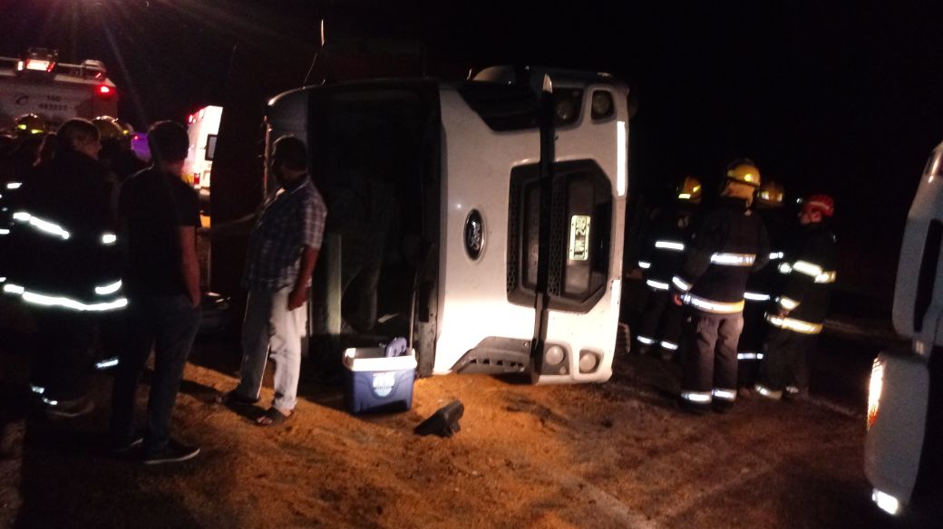 Ruta 34: un camión quedó destruido tras un vuelco y el tránsito fue interrumpido