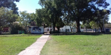 Un hombre salvó la vida de una abuela que cayó sobre las vías del tren en San Genaro