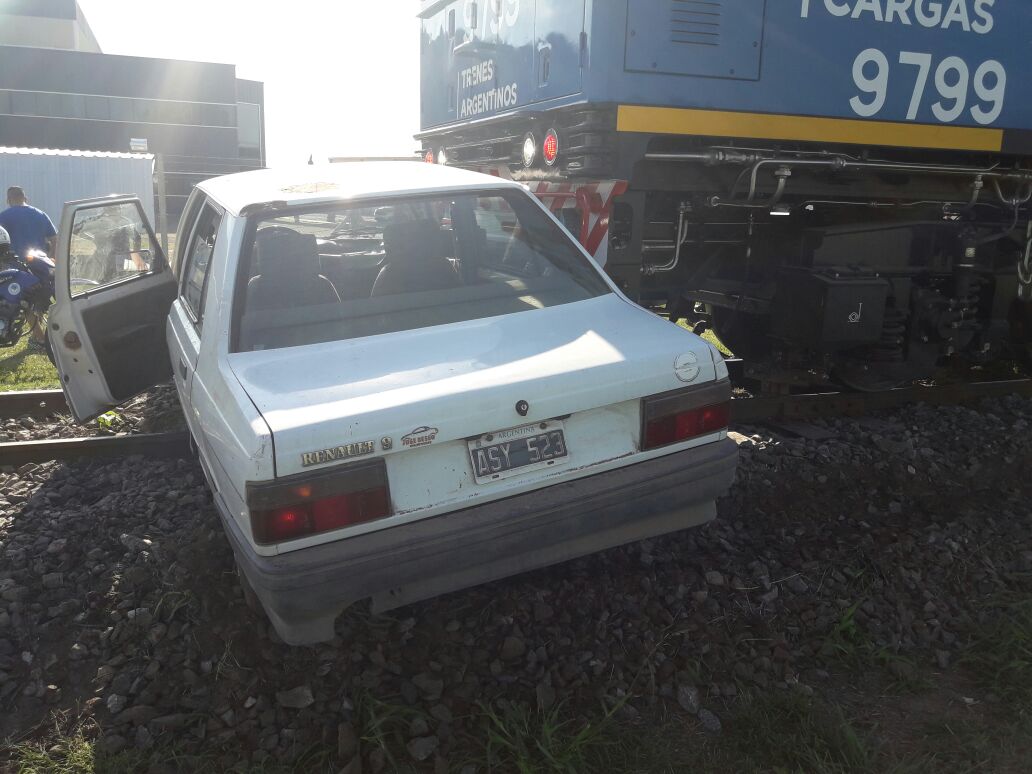 Un conductor se salvó de milagro tras ser embestido y arrastrado por un tren