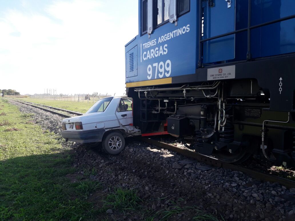 Un conductor se salvó de milagro tras ser embestido y arrastrado por un tren
